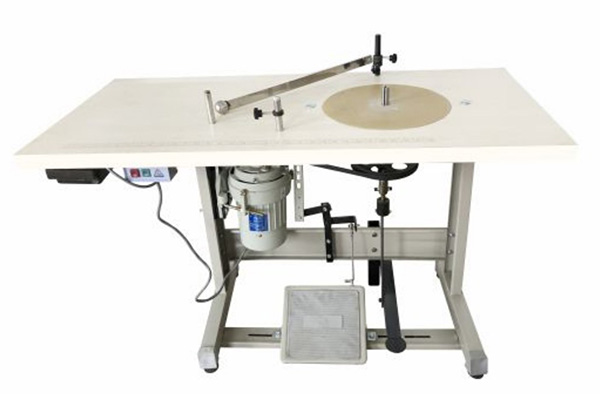 Máquina enrolladora de tejidos estrechos